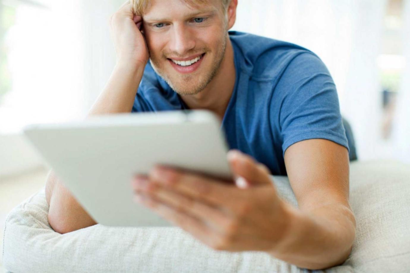 Espace de travail organisé symbolisant la discipline et la concentration