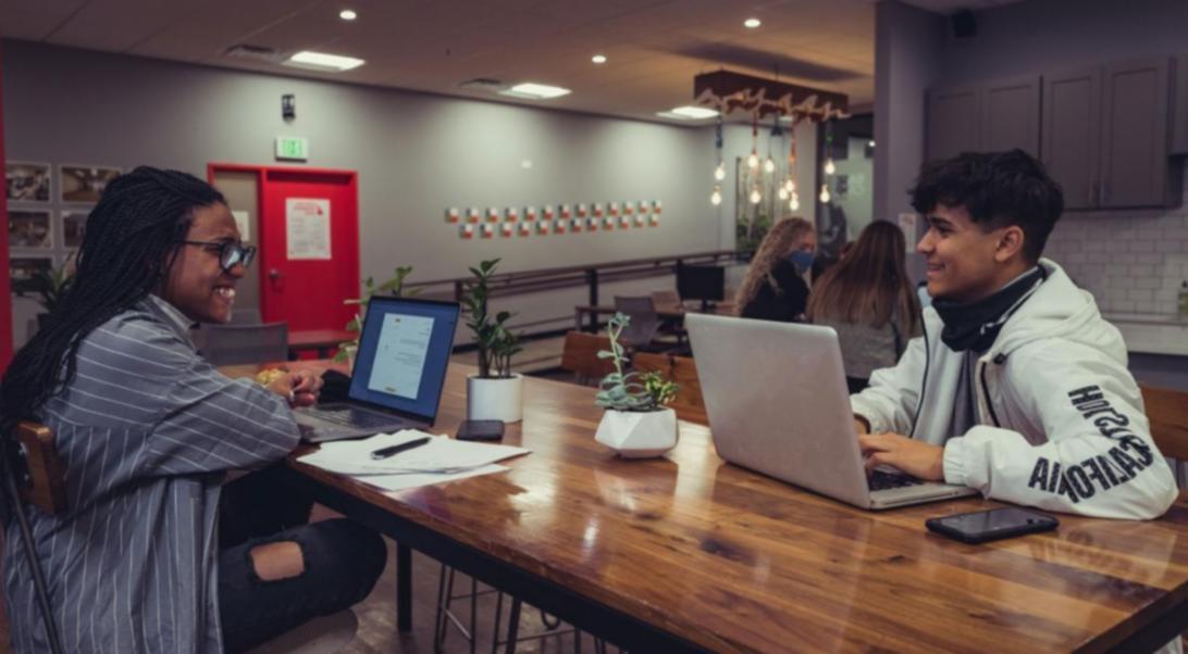 Espace de travail organisé avec cahier et notes